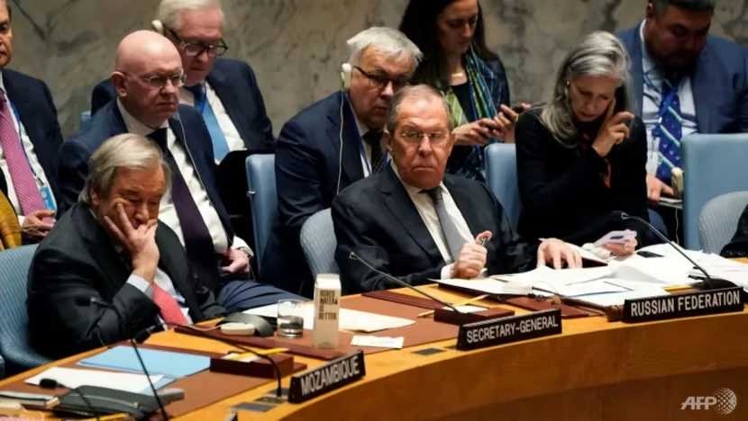 Ngoại trưởng Nga Sergei Lavrov (giữa) ngồi cạnh Tổng thư ký LHQ Antonio Guterres (trái) trong cuộc họp của HĐBA LHQ tại TP New York (Mỹ) ngày 24-4. Ảnh: AFP