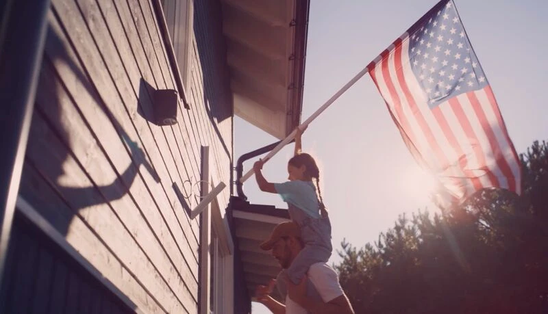 Đoạn quảng cáo đầu tiên cho chiến dịch tái tranh cử của ông Biden có tên là "Lá cờ" (Flag). Ảnh: BLOOMBERG