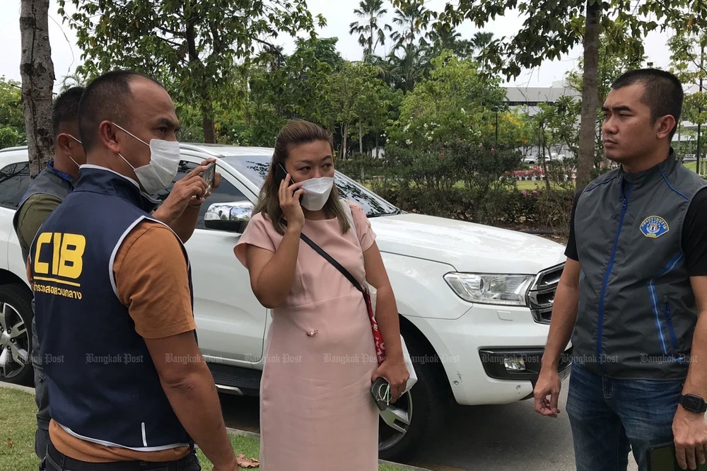 Bà Sararat Rangsiwuthaporn bị cảnh sát bắt tại khu phức hợp văn phòng chính phủ trên đường Chaeng Wattana, Bangkok, Thái Lan hôm 25-4. Ảnh: BANGKOK POST