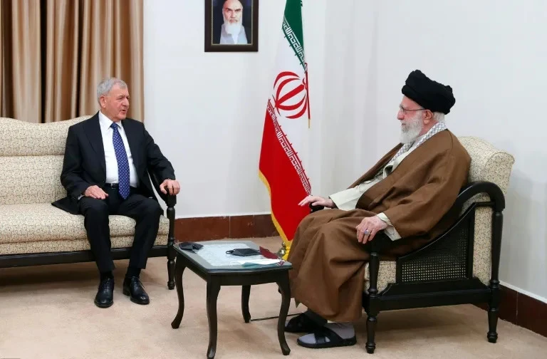 Lãnh tụ tối cao Iran Ayatollah Ali Khamenei (phải) trong cuộc gặp với Tổng thống Iraq Abdul Latif Rashid. Ảnh: AFP