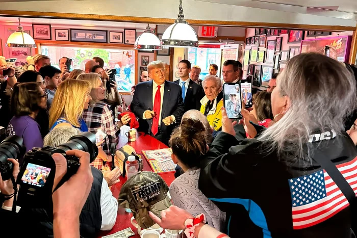 Cựu Tổng thống Mỹ Donald Trump gặp gỡ người ủng hộ. Ảnh: AP