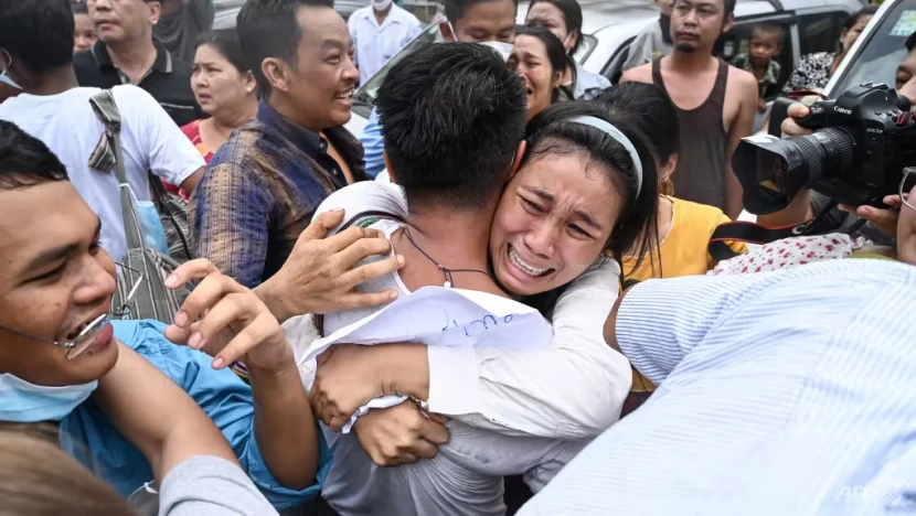 Một tù nhân đoàn tụ với người thân sau lệnh ân xá hôm 3-5. Ảnh: AFP