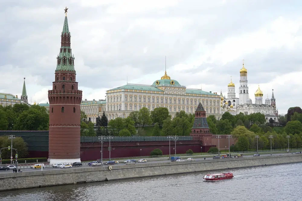 Quang cảnh Điện Kremlin (thủ đô Moscow, Nga) sáng 3-5 sau khi Nga cáo buộc Ukraine cố gắng tấn công Điện Kremlin bằng hai máy bay không người lái trong đêm. Ảnh: AP
