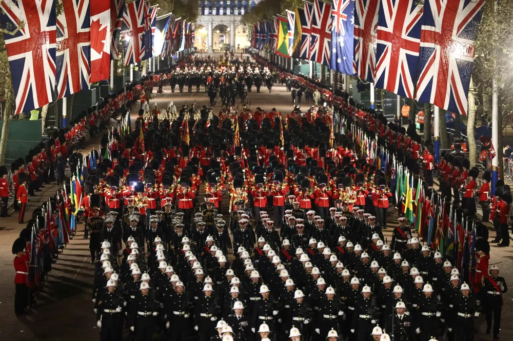 Quân đội Anh duyệt binh trong đêm chuẩn bị cho Lễ đăng cơ của Vua Charles III. Ảnh: NEW YORK POST
