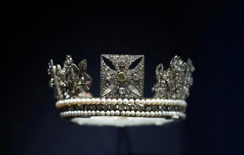 Vương miện kim cương được Nữ hoàng Elizabeth II đội trên đường đến Tu viện Westminster trong lễ đăng quang của bà. Ảnh: REUTERS