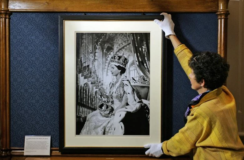 Bức ảnh đăng quang của Nữ hoàng Elizabeth II tại phòng triển lãm tranh ở Lâu đài Windsor. Ảnh: REUTERS