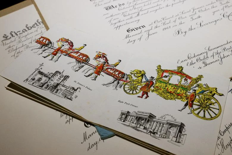 Tờ rơi về lễ đăng quang của Nữ hoàng Anh Elizabeth II. Ảnh: REUTERS