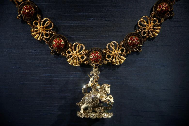 Vòng cổ có hình Thánh George được Nữ hoàng Elizabeth II đeo trong lễ đăng quang. Ảnh: REUTERS