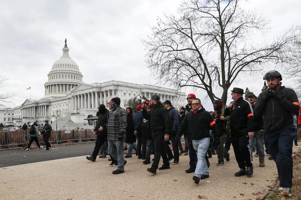 Các thành viên của nhóm Proud Boys tuần hành đến Điện Capitol, thủ đô Washington (Mỹ) hôm 6-2-2021. Ảnh: REUTERS