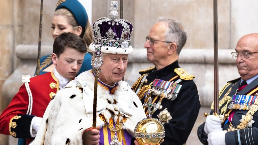 Khi rời Tu viện Westminster để về Cung điện Buckingham, Vua Charles III mặc trang phục Robes of Estate màu tím có từ thời Vua George VI. Ảnh: GETTY IMAGES Khi rời Tu viện Westminster để về Cung điện Buckingham, Vua Charles III mặc trang phục Robes of Estate màu tím có từ thời Vua George VI. Ảnh: GETTY IMAGES