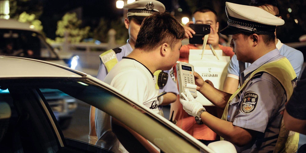 Cảnh sát giao thông Trung Quốc đo nồng độ cồn một tài xế ở TP Tây An (tỉnh Thiểm Tây, Trung Quốc) ngày 17-6-2014. Ảnh: VCG Cảnh sát giao thông Trung Quốc đo nồng độ cồn một tài xế ở TP Tây An (tỉnh Thiểm Tây, Trung Quốc) ngày 17-6-2014. Ảnh: VCG