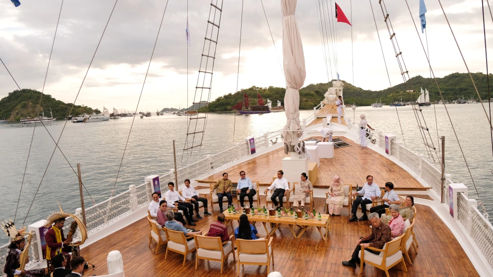 Các nhà lãnh đạo ASEAN ngồi trên boong tàu pinisi truyền thống của Indonesia trong Hội nghị thượng đỉnh ASEAN ngày 10-5. Ảnh: ANADOLU AGENCY