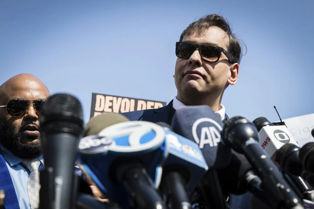 Hạ nghị sĩ George Santos bên ngoài tòa án liên bang ở Central Islip, New York (Mỹ) hôm 10-5. Ảnh: AP