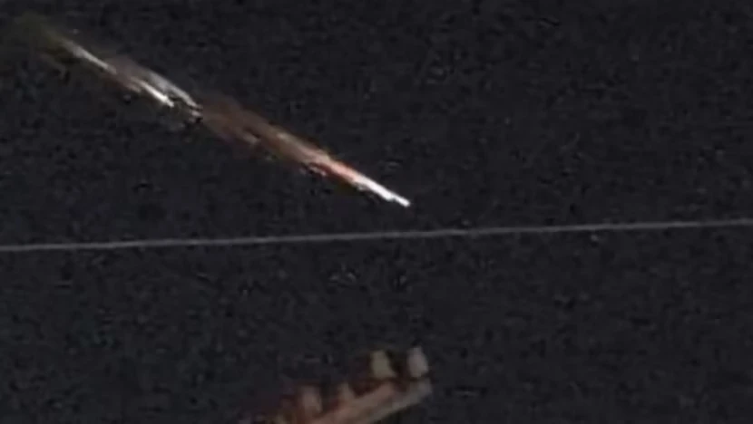 Các vệt sáng trên bầu trời đêm Nhật tối 10-5. Ảnh: TWITTER