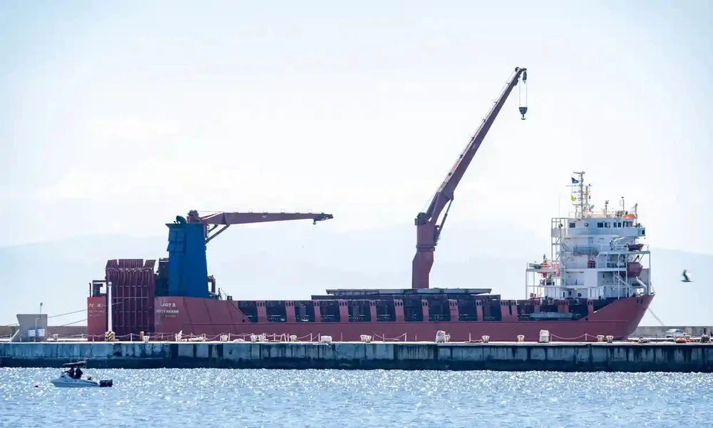 Tàu Nga đã cập cảng tại căn cứ hải quân Simon's Town (Nam Phi) vào tháng 12-2022. Ảnh: AP