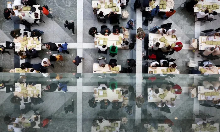 Nhân viên bầu cử ở một điểm bỏ phiếu ở Ankara (Thổ Nhĩ Kỳ) kiểm phiếu. Ảnh: REUTERS