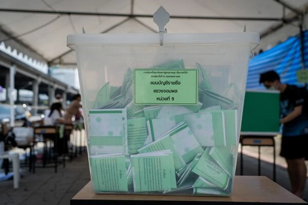 Thùng phiếu tại một điểm bỏ phiếu ở Bangkok (Thái Lan). ANADOLU AGENCY