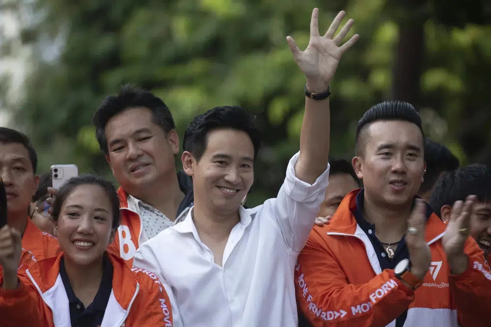 Đứng trên chiếc xe bán tải, ông Pita Limjaroenrat cảm ơn và gửi thông điệp đến những người ủng hộ tập trung tạI quảng trường bên ngoài Văn phòng Hành chính Thủ đô Bangkok. Ảnh: AP