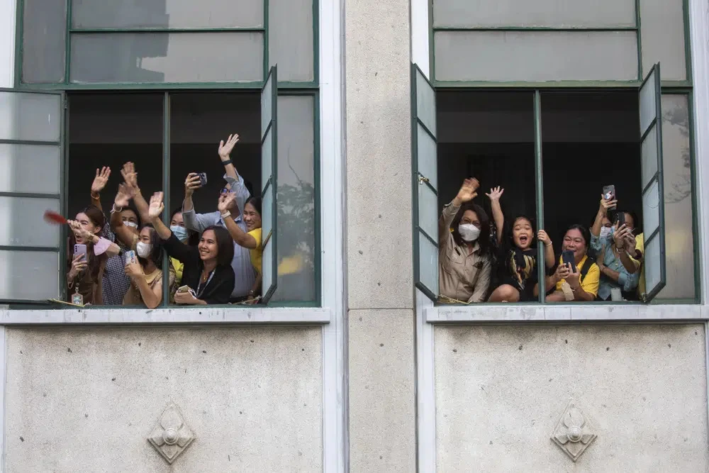 Những người ủng hộ đảng Tiến bước vẫy tay chào ông Pita Limjaroenrat và các thành viên của đảng. Ảnh: AP