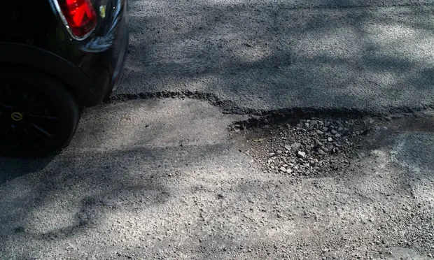 Ông Claudio Trenta bị phạt 882 euro (khoảng 22,5 triệu đồng) vì tự ý vá ổ gà trên đường. Ảnh: SHUTTERSTOCK