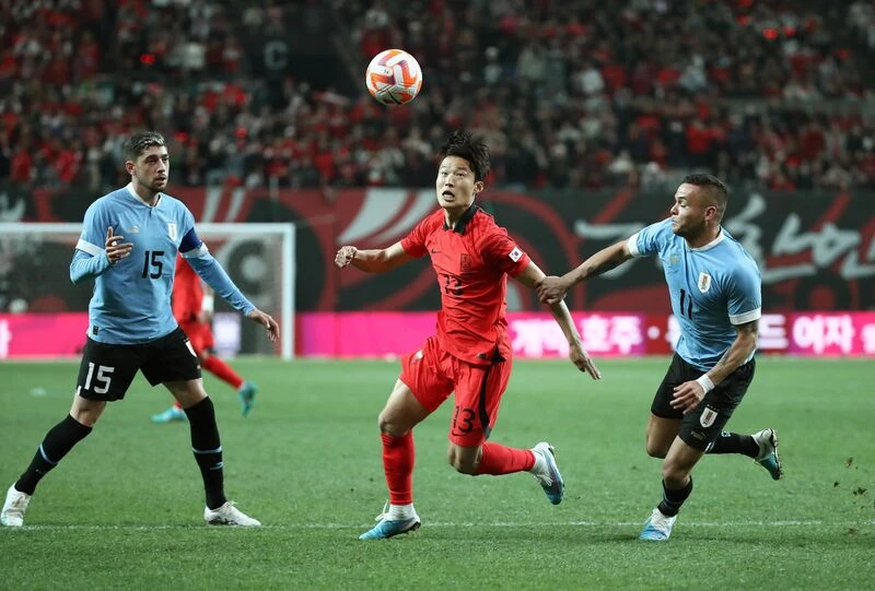 Cầu thủ Son Jun-ho (giữa) trong một trận đấu hồi tháng 3. Ảnh: GETTY IMAGES