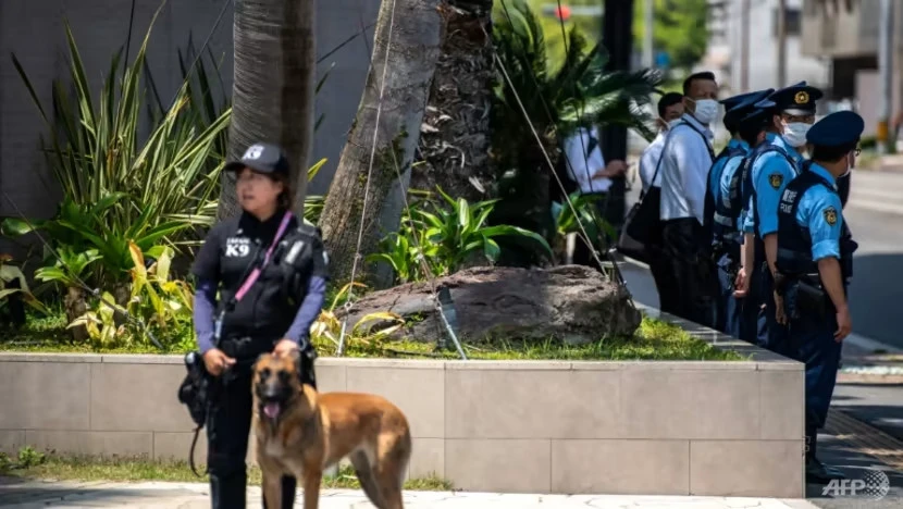 Cảnh sát đứng gác tại một chốt kiểm soát ở quận Minami (TP Hiroshima, Nhật) ngày 17-5 trước thềm Hội nghị thượng đỉnh G7. Ảnh: AFP