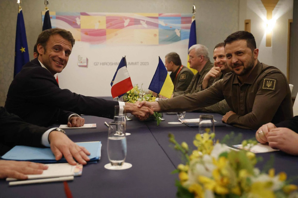 Tổng thống Ukraine Volodymyr Zelensky (phải) hội đàm với Tổng thống Pháp Emmanuel Macron bên lề hội nghị thượng đỉnh G7 tại TP Hiroshima (Nhật) ngày 20-5. Ảnh: AFP