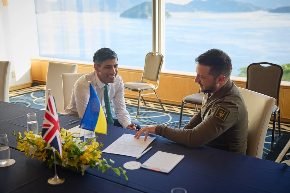 Tổng thống Ukraine Volodymyr Zelensky (phải) hội đàm với Thủ tướng Anh Rishi Sunak bên lề hội nghị thượng đỉnh G7 tại TP Hiroshima (Nhật) ngày 20-5. Ảnh: VĂN PHÒNG TỔNG THỐNG UKRAINE