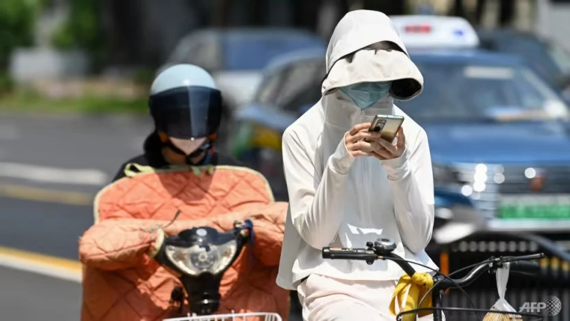 Người dân trên đường phố Thượng Hải (Trung Quốc) hôm 29-5. Ảnh: AFP