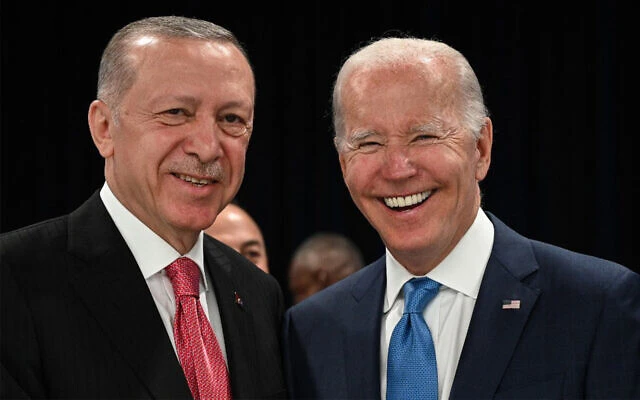 Tổng thống Thổ Nhĩ Kỳ Recep Tayyip Erdogan (trái) và Tổng thống Mỹ Joe Biden tại hội nghị thượng đỉnh NATO ở thủ đô Madrid (Tây Ban Nha) ngày 29-6-2022. Ảnh: AFP