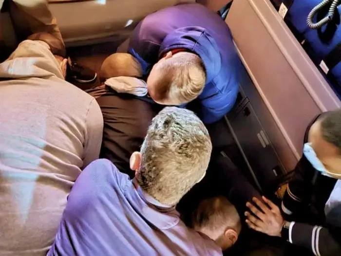 Hành khách và phi hành đoàn trên một chuyến bay của United Airlines trấn áp hành khách gây rối. Ảnh: AP Hành khách và phi hành đoàn trên một chuyến bay của United Airlines trấn áp hành khách gây rối. Ảnh: AP