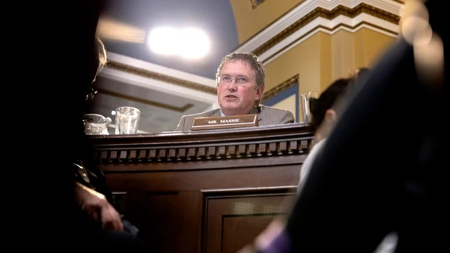 Hạ nghị sĩ Thomas Massie trong cuộc họp của Ủy ban Lập pháp Hạ viện hôm 30-5. Ảnh: THE HILL