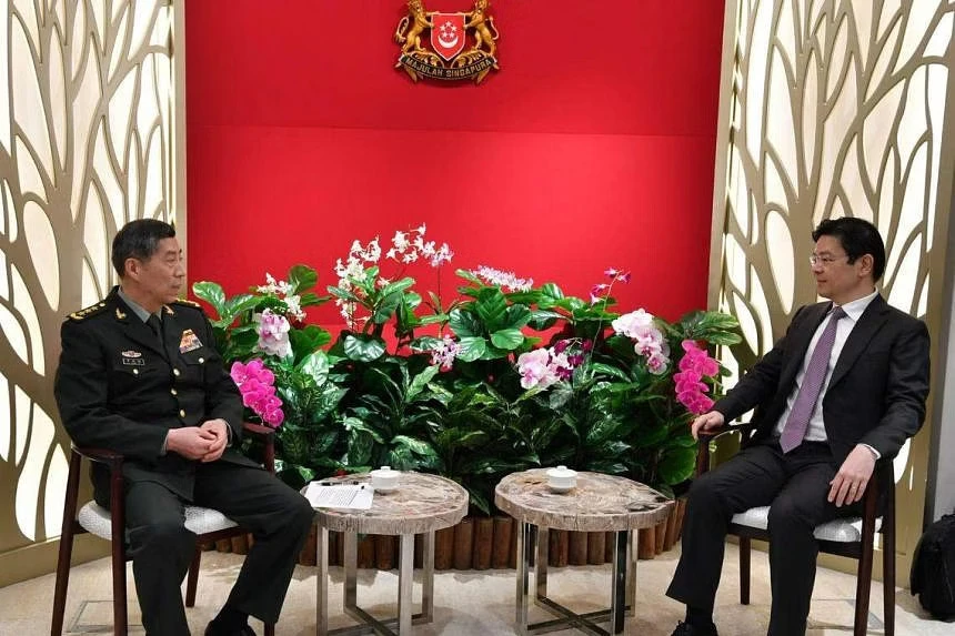 Bộ trưởng Quốc phòng TQ Lý Thượng Phúc (trái) gặp Phó Thủ tướng Singapore Hoàng Tuần Tài tại trụ sở Bộ Tài chính Singapore bên lề Đối thoại Shangri-La 2023 (lần thứ 20) ngày 2-6. Ảnh: STRAITS TIMES