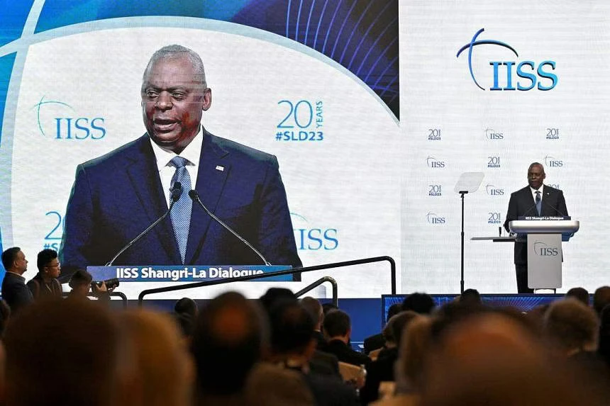 Bộ trưởng Quốc phòng Mỹ Lloyd Austin phát biểu tại Đối thoại Shangri-La 2023. Ảnh: REUTERS
