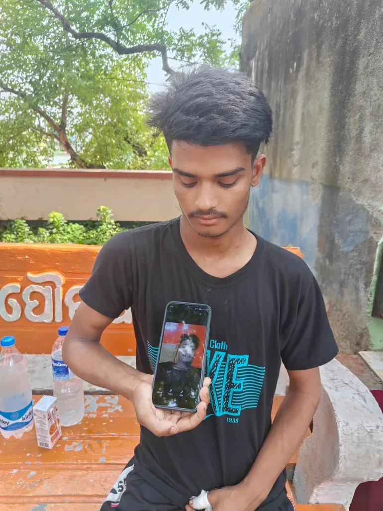 Cậu thanh niên Mohammad Afzal với bức ảnh của người bạn mất tích Mohmmad Mazhar. Ảnh: AL JAZEERA