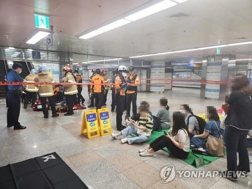 Hiện trường vụ tai nạn rthang cuốn tại một ga tàu điện ngầm ở quận Bundang (TP Seongnam, Hàn Quốc) bất ngờ chạy ngược, dồn té hàng chục người, 14 người bị thương, ngày 8-6. Ảnh: YONHAP