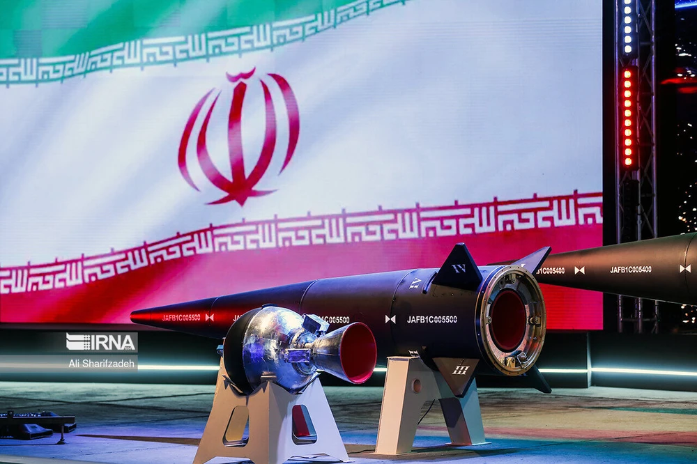 Tên lửa Fattah tại lễ ra mắt ngày 6-6 ở thủ đô Tehran (Iran). Ảnh: IRNA