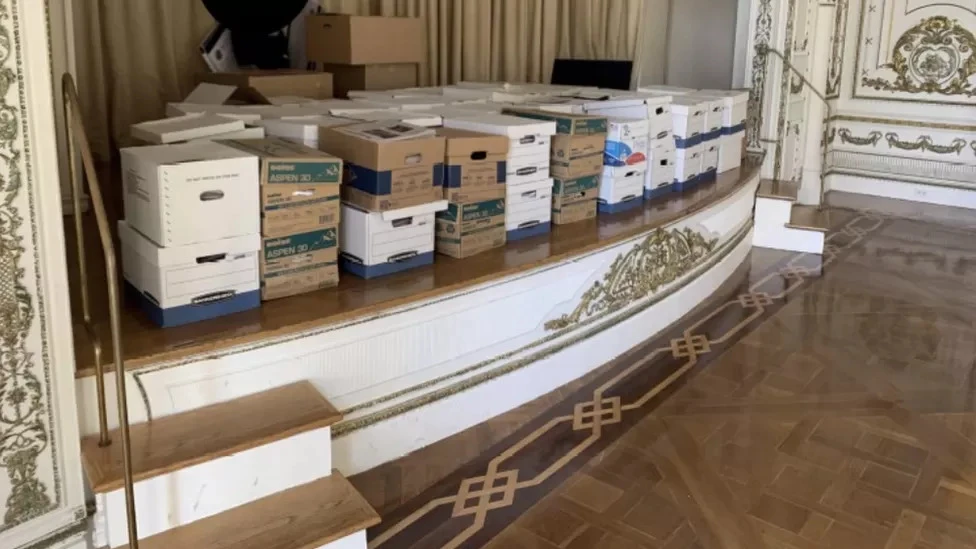 Các hộp tài liệu được đặt trên sân khấu phòng khiêu vũ, tại dinh thự Mar-a-Lago của ông Trump. Ảnh: BỘ TƯ PHÁP MỸ