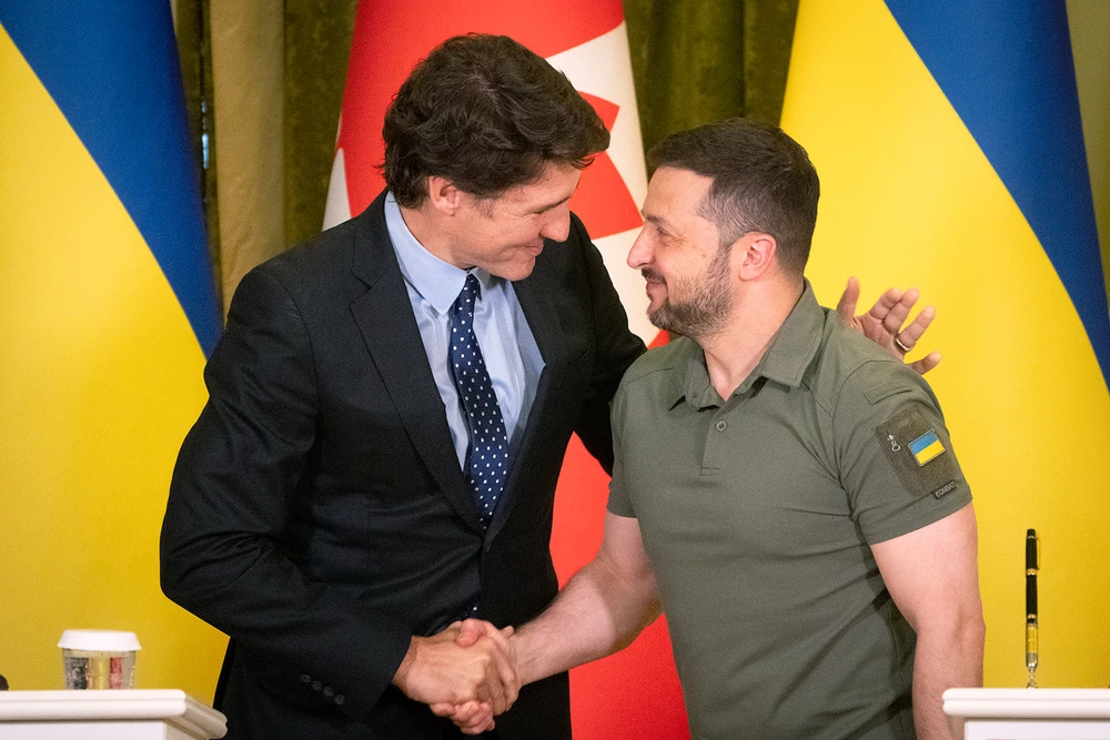 Thủ tướng Canada Justin Trudeau (trái) gặp Tổng thống Ukraine Volodymyr Zelensky tại thủ đô Kiev (Ukraine) ngày 10-6. Ảnh: AP