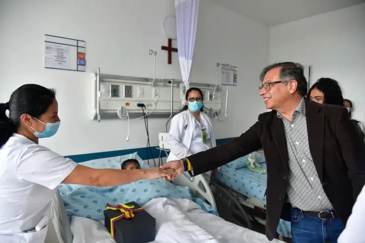 Tổng thống Colombia - ông Gustavo Petro đến thăm 4 đứa trẻ tại bệnh viện ở thủ đô Bogota, Colombia. Ảnh: AP