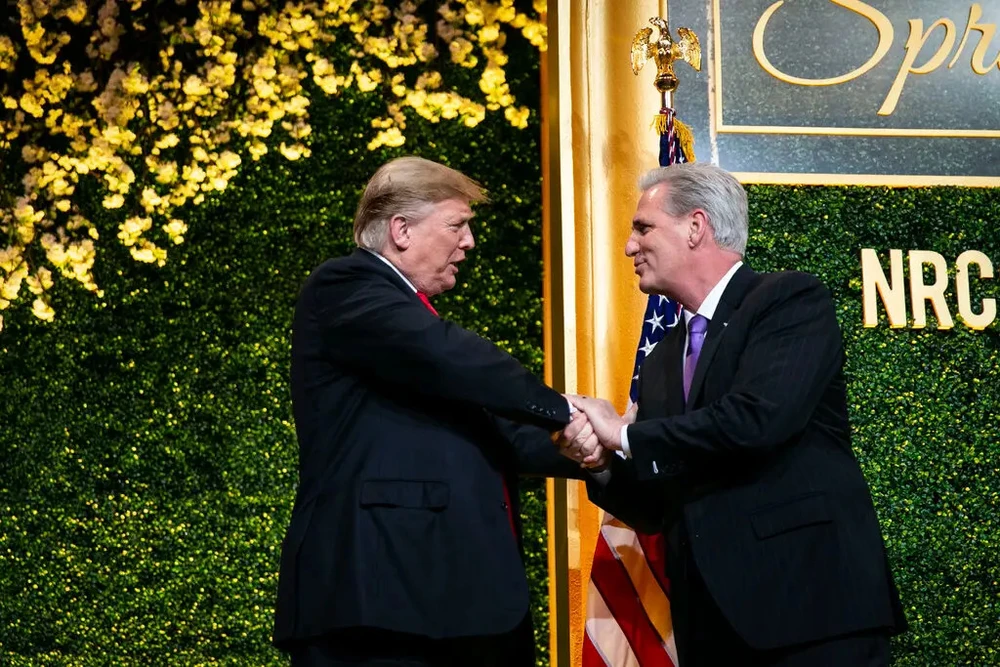 Cựu Tổng thống Mỹ Donald Trump và Chủ tịch Hạ viện Mỹ Kevin McCarthy. Ảnh: THE NEW YORK TIMES