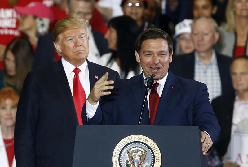 Cựu Tổng thống Mỹ Donald Trump và Thống đốc bang Florida - ông Ron DeSantis. Ảnh: AP