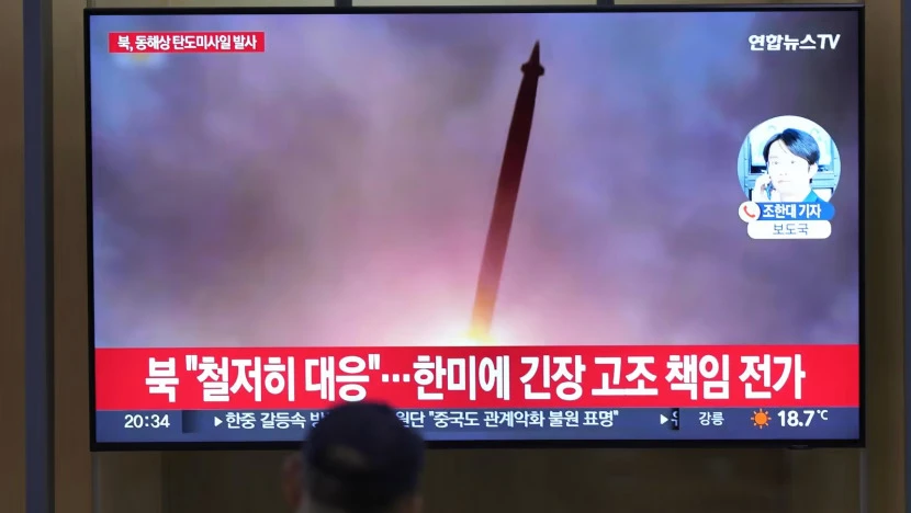 Bản tin Triều Tiên phóng tên lửa được phát trên màn hình tại một nhà ga ở Seoul, Hàn Quốc. Ảnh: AP