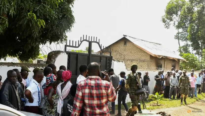 Lực lượng an ninh và người dân Uganda bên ngoài ngôi trường bị nhóm phiến quân Lực lượng Dân chủ Đồng minh tấn công, ở miền Tây Uganda. Ảnh: REUTERS