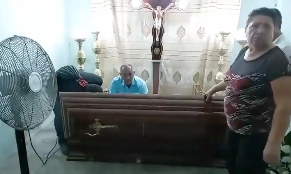 Người thân mở nắp quan tài của bà Bella Montoya sau khi nghe tiếng gõ từ bên trong. Ảnh: ECUADOR COMMUNICATIÓN