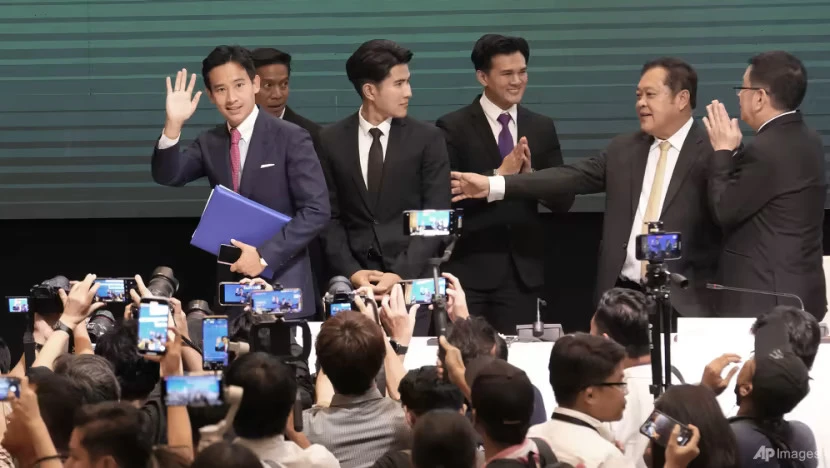 Ông Pita Limjaroenrat (giơ tay chào) - ứng viên tranh cử thủ tướng Thái Lan của đảng Tiến bước - trong cuộc họp báo hôm 22-5. Ảnh: AP