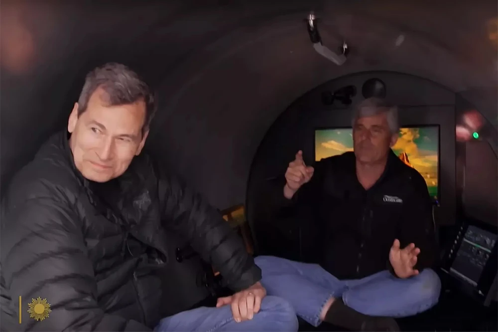 Ông David Pogue trên tàu ngầm Titan. Ảnh: CBS SUNDAY MORNING