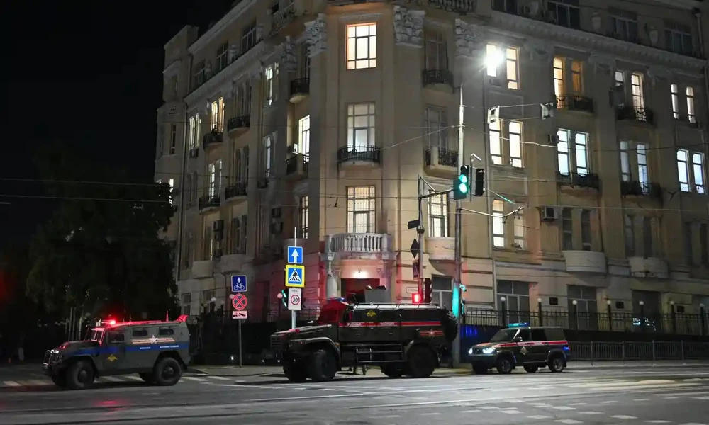 Thiết giáp Nga trên đường phố ở TP Rostov (Nga) tối 23-6 sau các tuyên bố của lãnh đạo Wagner. Ảnh: REUTERS