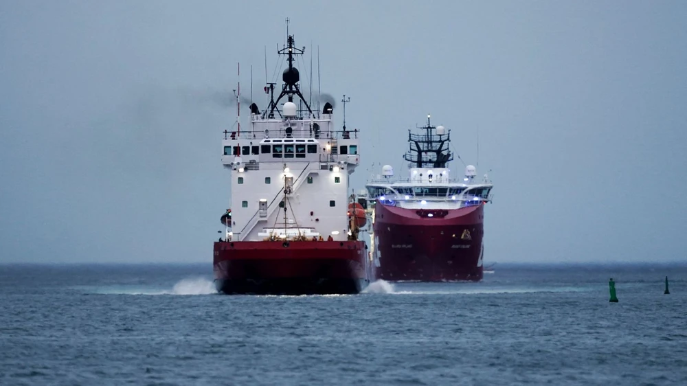 Tàu Cảnh sát biển Canada quay trở lại Cảng St John ở tỉnh Newfoundland (Canada) sau khi hỗ trợ tìm kiếm tàu ngầm Titan ngày 23-6. Ảnh: SKY NEWS