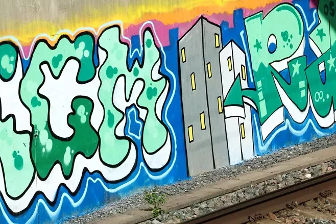 Ông Paavo Arhinmäki và bạn vẽ trong đường hầm đường sắt. Ảnh: HELSINGIN SANOMAT